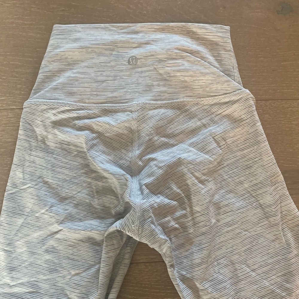 Lululemon size 2 grey and white aligns